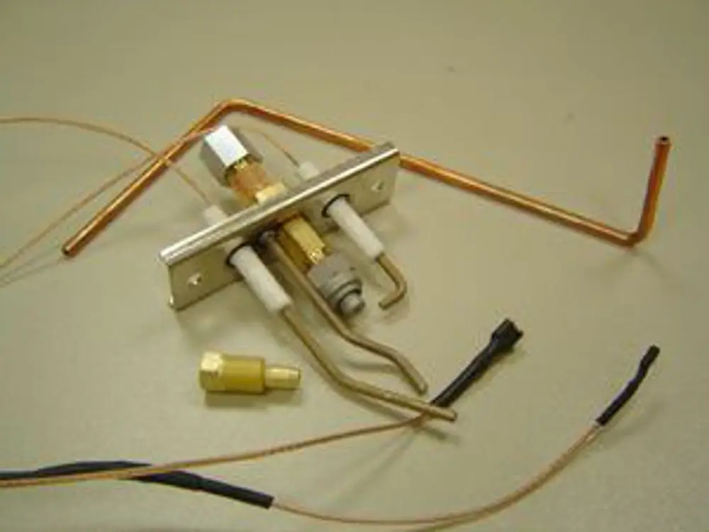 Zündbrenner von Remeha mit mehreren Rohren und elektrischen Anschlüssen auf neutralem Hintergrund. Komponenten für die Gasverbrennung und -steuerung sind deutlich sichtbar.